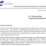 Skandaliczne stalinowskie “upamiętnienie” na budynku Urzędu Miasta Gdyni